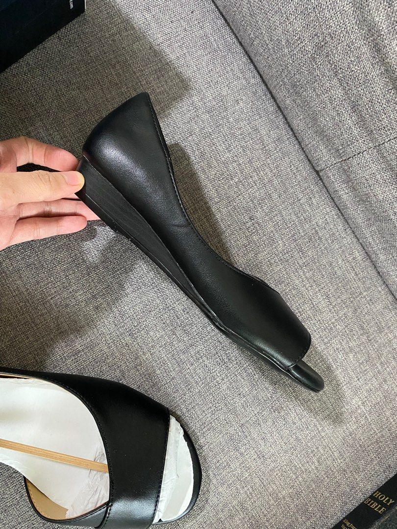 Naturalizer peep sales toe wedge