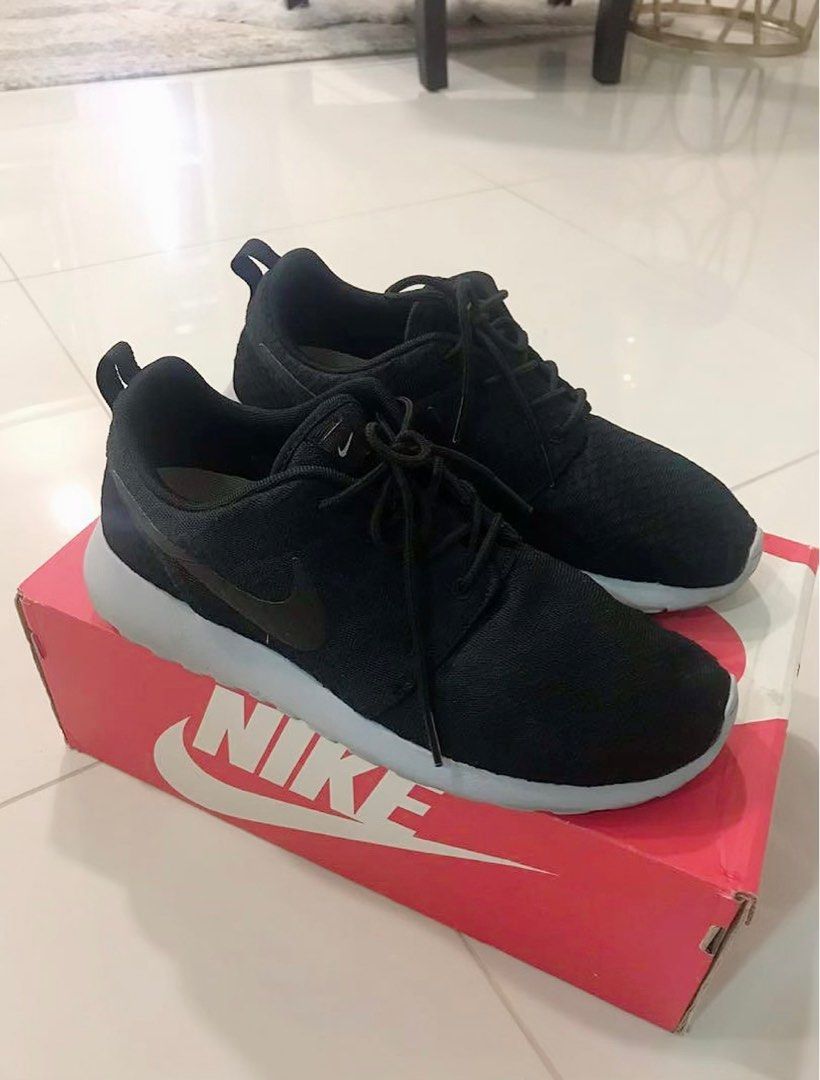 Nike roshe top size 9