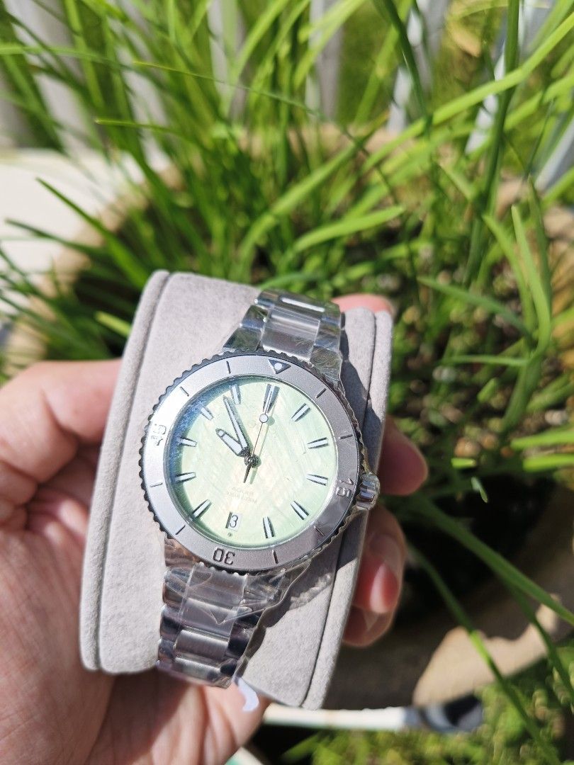 Oris Aquis Date Green M.O.P 36.5mm Luxury Watches on Carousell