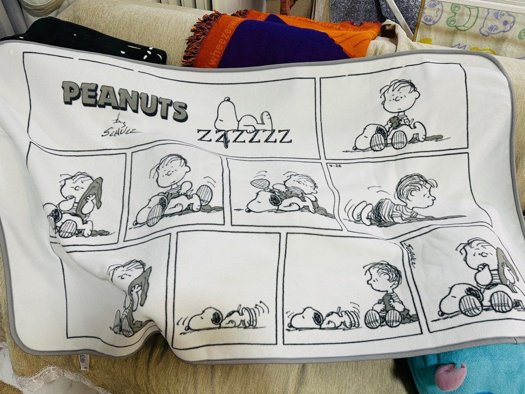 PEANUTS x UNIQLO Holiday Collection Snoopy Fleece Blanket