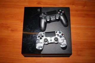 PS4 + 2 free controllers