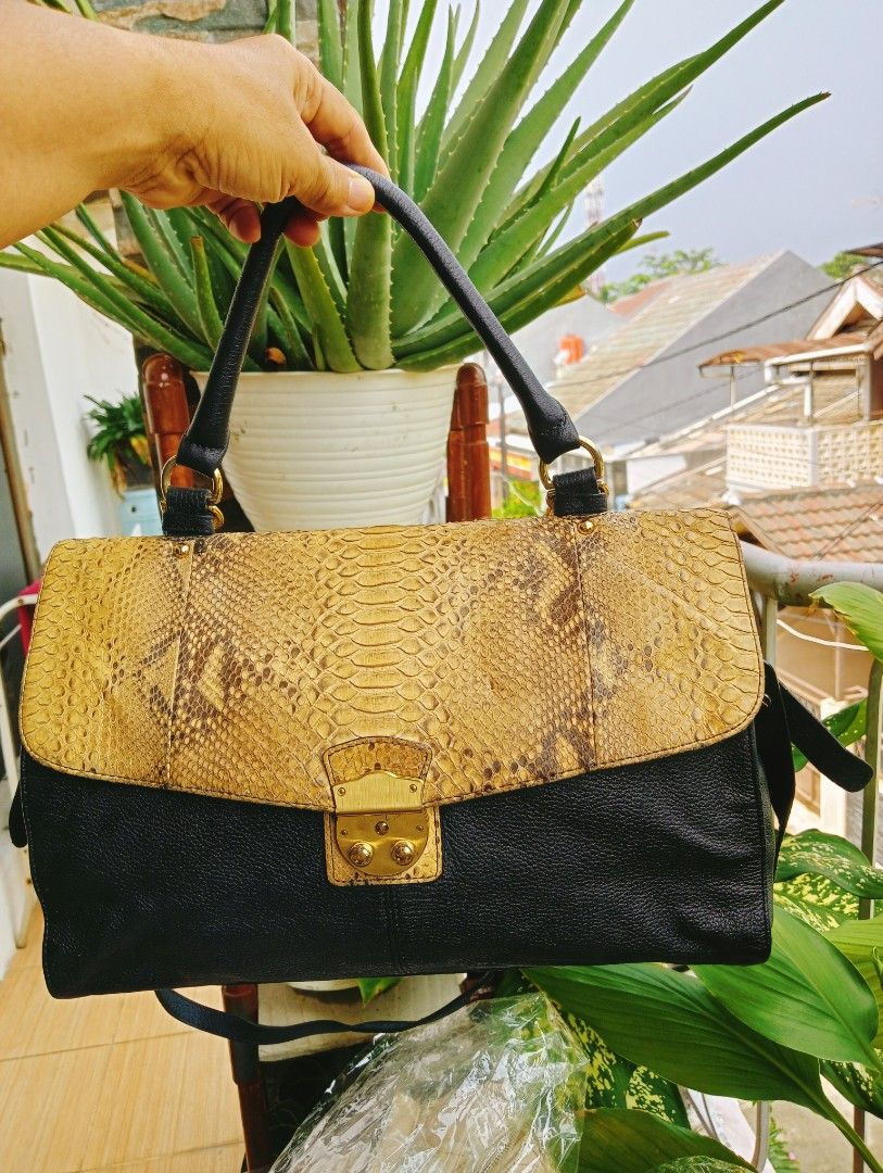 SECOND TAS BRANDED JEAN LOUIS SCHERRER PARIS KULIT ASLI ADA TAG Fesyen Wanita Tas Dompet di Carousell