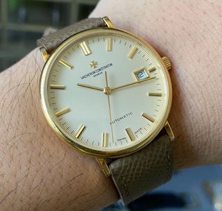 江詩丹頓 祖傳系列 Vacheron Constantantin 18k 黃金手錶
型號 42002/000j
18k 黃金錶殼
直徑35 mm標準尺寸
銀白色錶面，配上金色字條
水晶玻璃 日曆顯示 自動機芯
代用皮帶 原裝18 K錶扣
淨錶 狀態好✨
HKD 53800
實體店交收或地點大家相就
謝謝