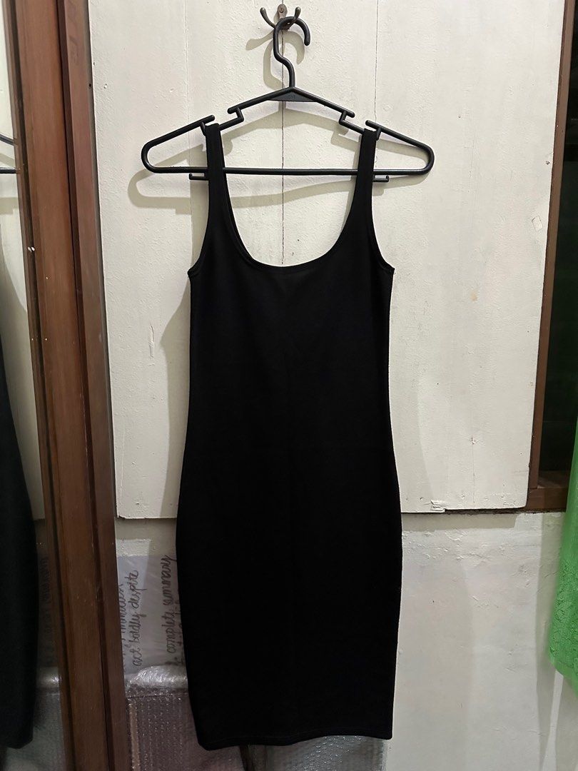 Bodycon Dress (Category: Dresses) located in Pasig City. Submitted by sidequester (Listing ID 1243058958, Image 2). Description: Black bodycon dress With slit design on the back Can fit XS to S No issue at all rfs: doesn't fit me anymore Message me for anymore questions 🫶🏻.