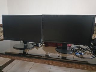 Desktop with 2 monitors
