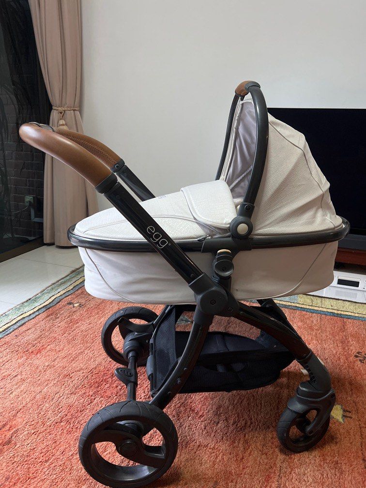EGG Baby Pram with Maxi Cosi Car Seat Babies Kids Going Out