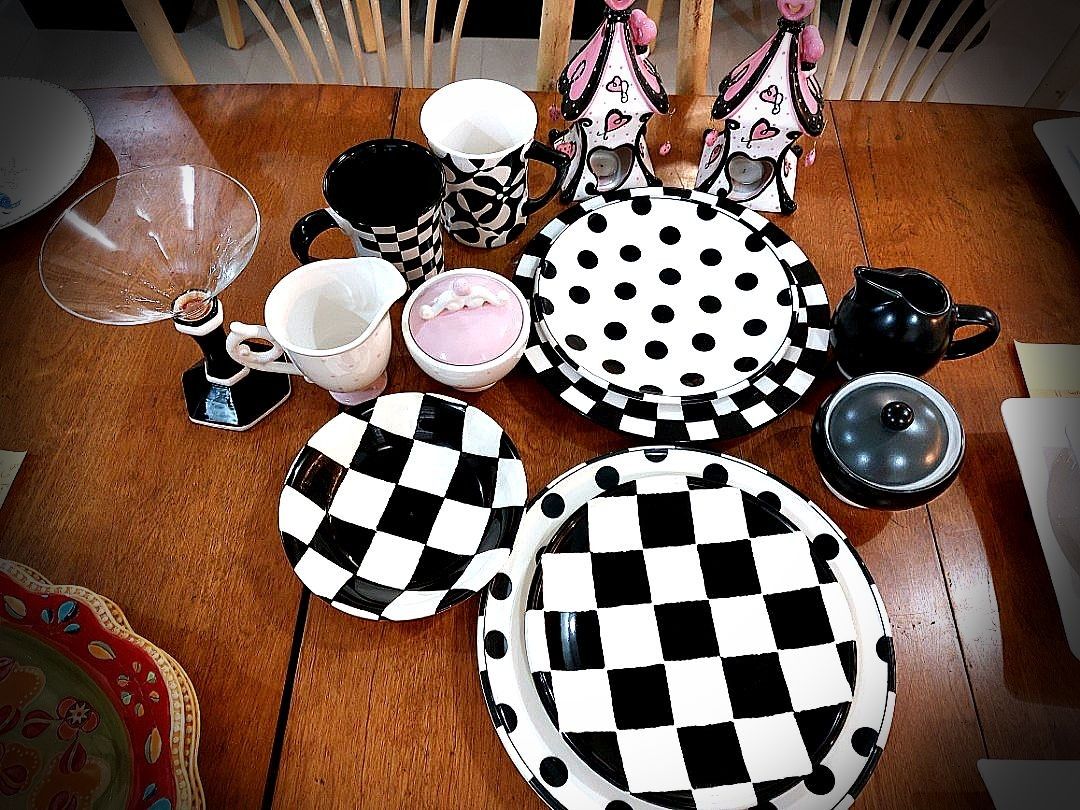 Black and cream shop dinner set