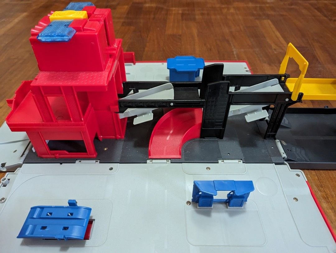 Fastlane Fire City Playset (transformable firetruck) + 2 firetucks + 1