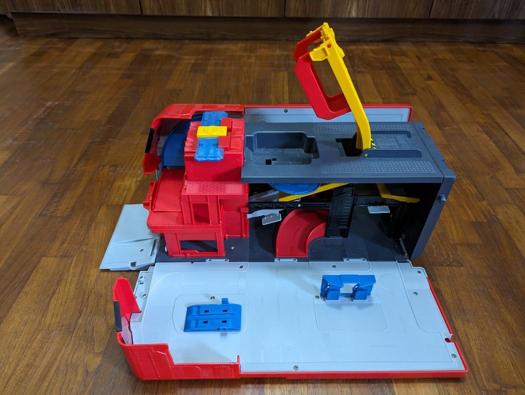 Fastlane Fire City Playset (transformable firetruck) + 2 firetucks + 1