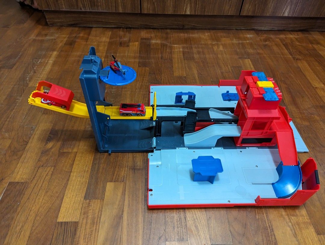 Fastlane Fire City Playset (transformable firetruck) + 2 firetucks + 1