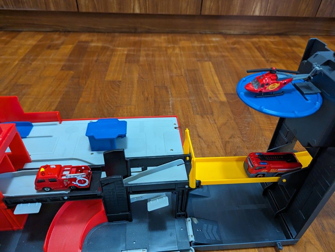Fastlane Fire City Playset (transformable firetruck) + 2 firetucks + 1