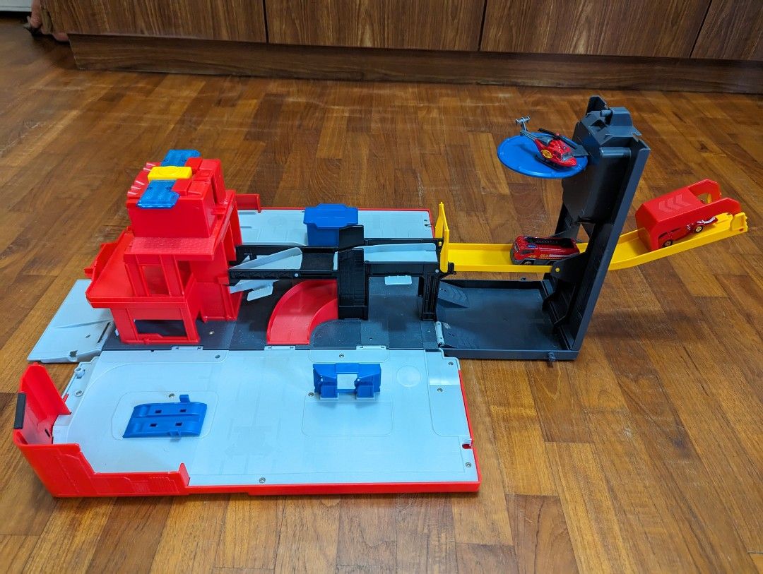 Fastlane Fire City Playset (transformable firetruck) + 2 firetucks + 1