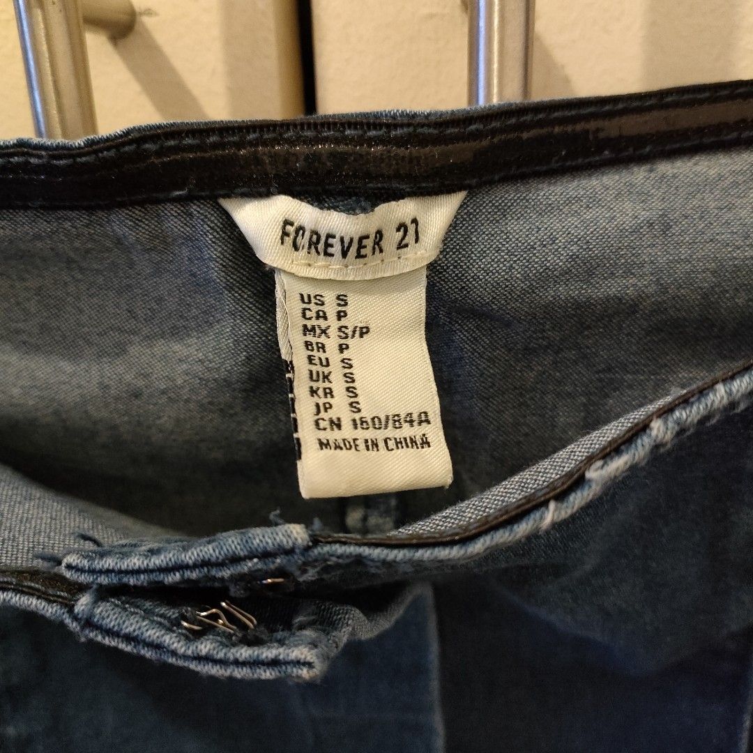 Forever 21 Off Shoulder Denim Dress (Category: Dresses) located in Makati City. Submitted by thedecluterer (Listing ID 1243040906, Image 2). Description: Never worn No flaw Cleaned and sanitized Rfs: Decluttering MOP: GCash.