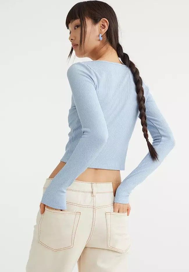 H&M Sky Blue Ribbed Jersey Crop Top (Category: Longsleeves) located in Bacolod City. Submitted by fitsbymaria (Listing ID 1242910436, Image 2). Description: super pretty thick material used twice only.