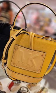 (Category: ) located in . Submitted by maiyasluxurybagshoppe (Listing ID 1242937968, Image 1). Description: .