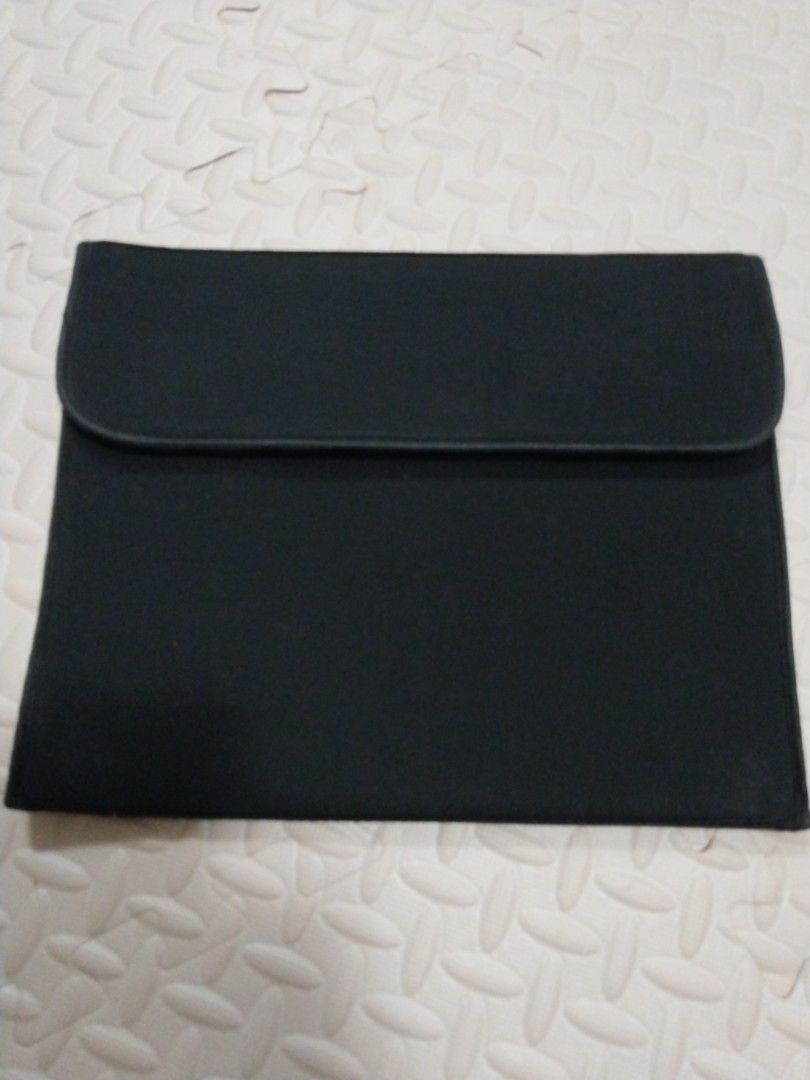 Ipad Pouch (Category: Belt bags, Clutches and Pouches) located in Sungai Buloh. Submitted by idotcollection (Listing ID 1243049095, Image 1). Description: 11.5" x 9" , black, thick padding with velcro cond: new, never use.
