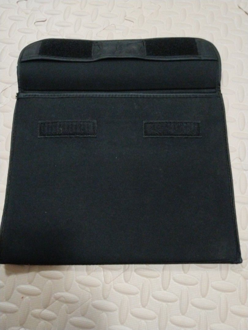 Ipad Pouch (Category: Belt bags, Clutches and Pouches) located in Sungai Buloh. Submitted by idotcollection (Listing ID 1243049095, Image 2). Description: 11.5" x 9" , black, thick padding with velcro cond: new, never use.