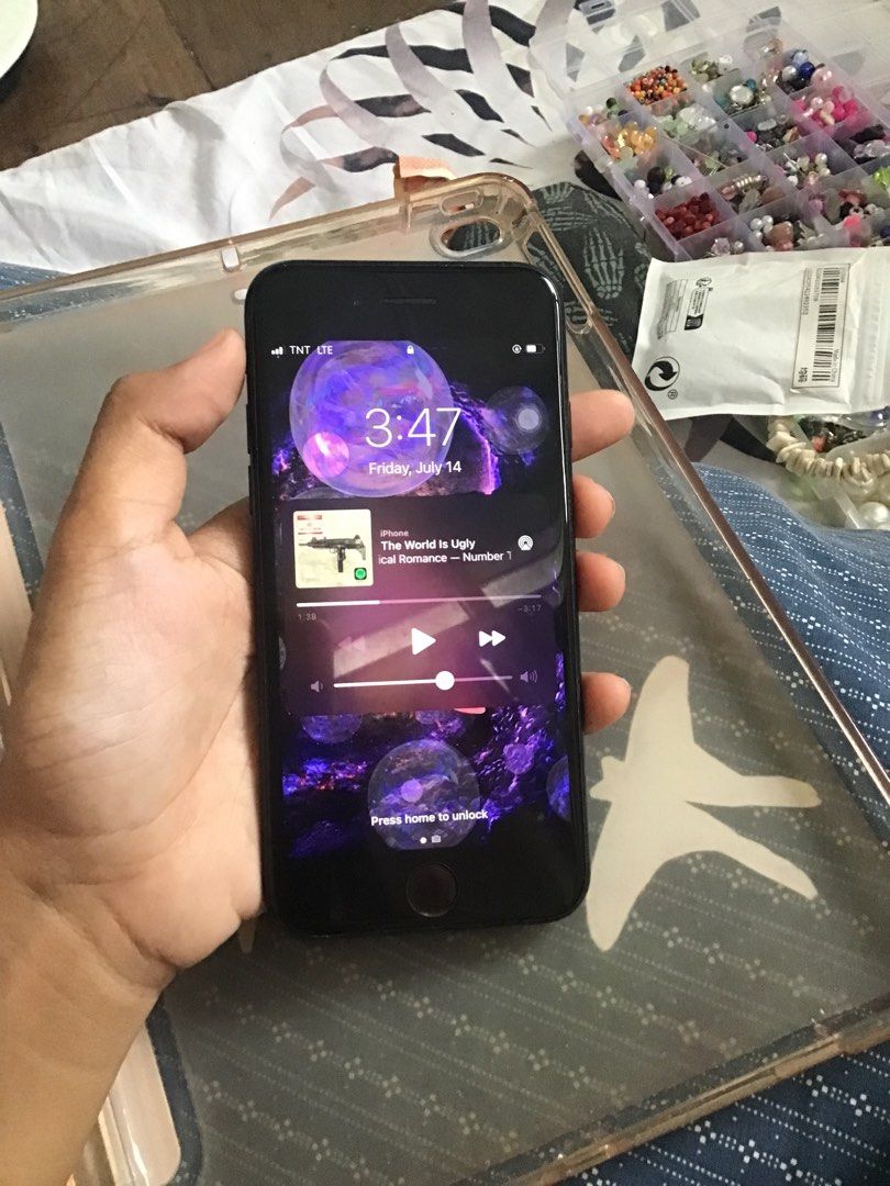 Iphone SE 2020 (Category: iPhone SE Series) located in Tuguegarao City. Submitted by yaziefied (Listing ID 1242978276, Image 1). Description: smart locked 64gb 84% batt health (not replaced) without box.