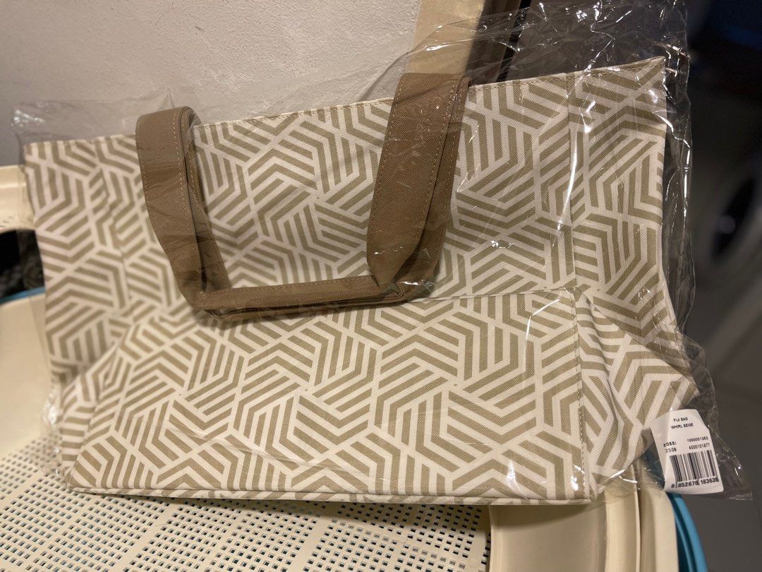 Jim Thompson Fiji Bag (Category: Shoulder Bags) located in Singapore. Submitted by princessmeow (Listing ID 1242984102, Image 2). Description: Cotton canvas Waterproof Dimensions: 33cm (L), 12.5cm (W), 28cm (H), handle 47cm .