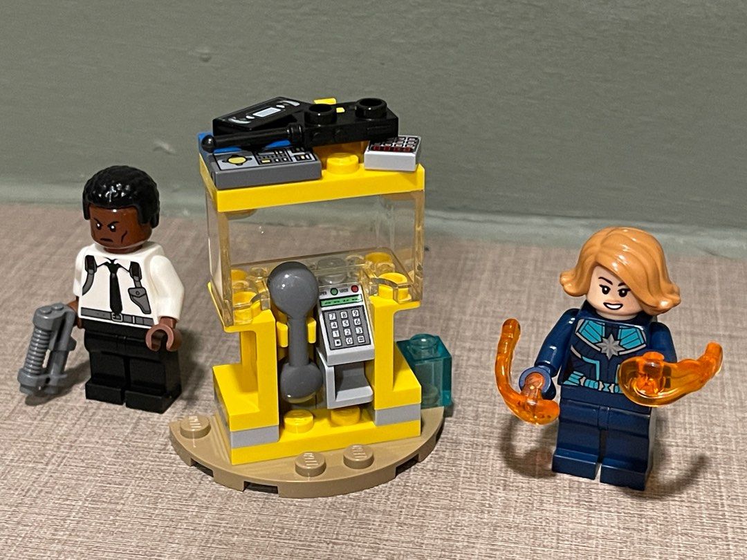 Lego captain marvel best sale and nick fury polybag