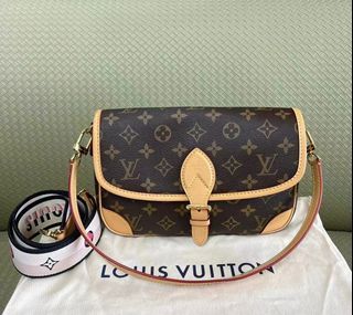 Louis Vuitton LV Volt One Large Pendant, Yellow Gold and Diamond Gold. Size NSA