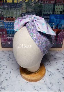 。Migu 溫度手作。拼色自由派鋁條交叉寬版髮帶-嫩紫碎花