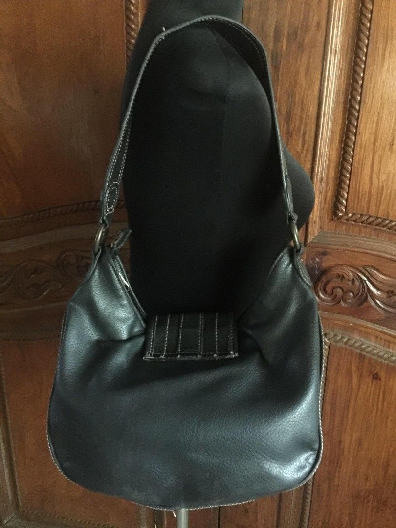 Mondani New York Shoulder Bag (Category: Shoulder Bags) located in Antipolo. Submitted by joyskijoy (Listing ID 1242929941, Image 3). Description: Guaranteed Authentic from USA. Very Roomy! Seldom used. RFS: Decluttering..