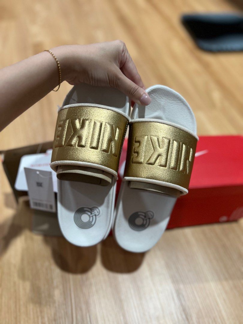 Gold nike clearance slides womens