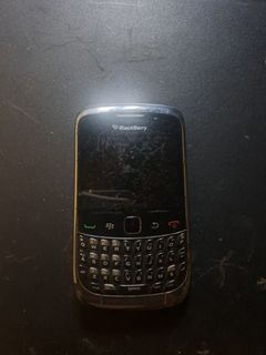 4 old phones: Blackberry, Samsung and O+ cellphones