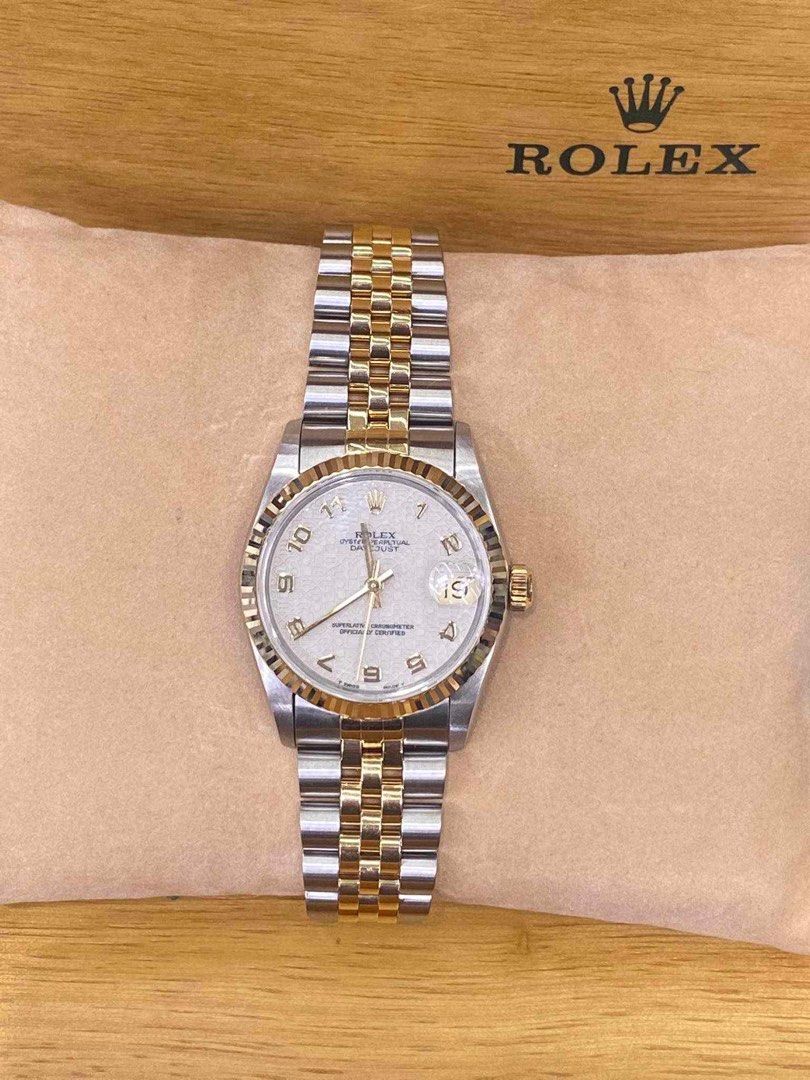 Rolex 1997 Datejust junior size white computer face arabic dial 31mm (Category: Luxury Watches) located in Pasig City. Submitted by Watchaholics (Listing ID 1242920786, Image 2). Description: Rolex 1997 Datejust junior size white computer face arabic dial 31mm -ref no. 68273 -1997 year model -9/10 condition -complete full set For 390k You may DM or contact @ 09615077138 Thanks admin😉.