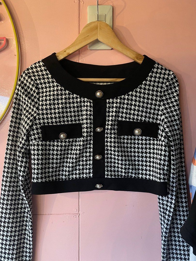 Shein Cropped Long Sleeves Houndstooth Top (Category: Blouses) located in Binan City. Submitted by rdeclutter (Listing ID 1243007683, Image 1). Description: .