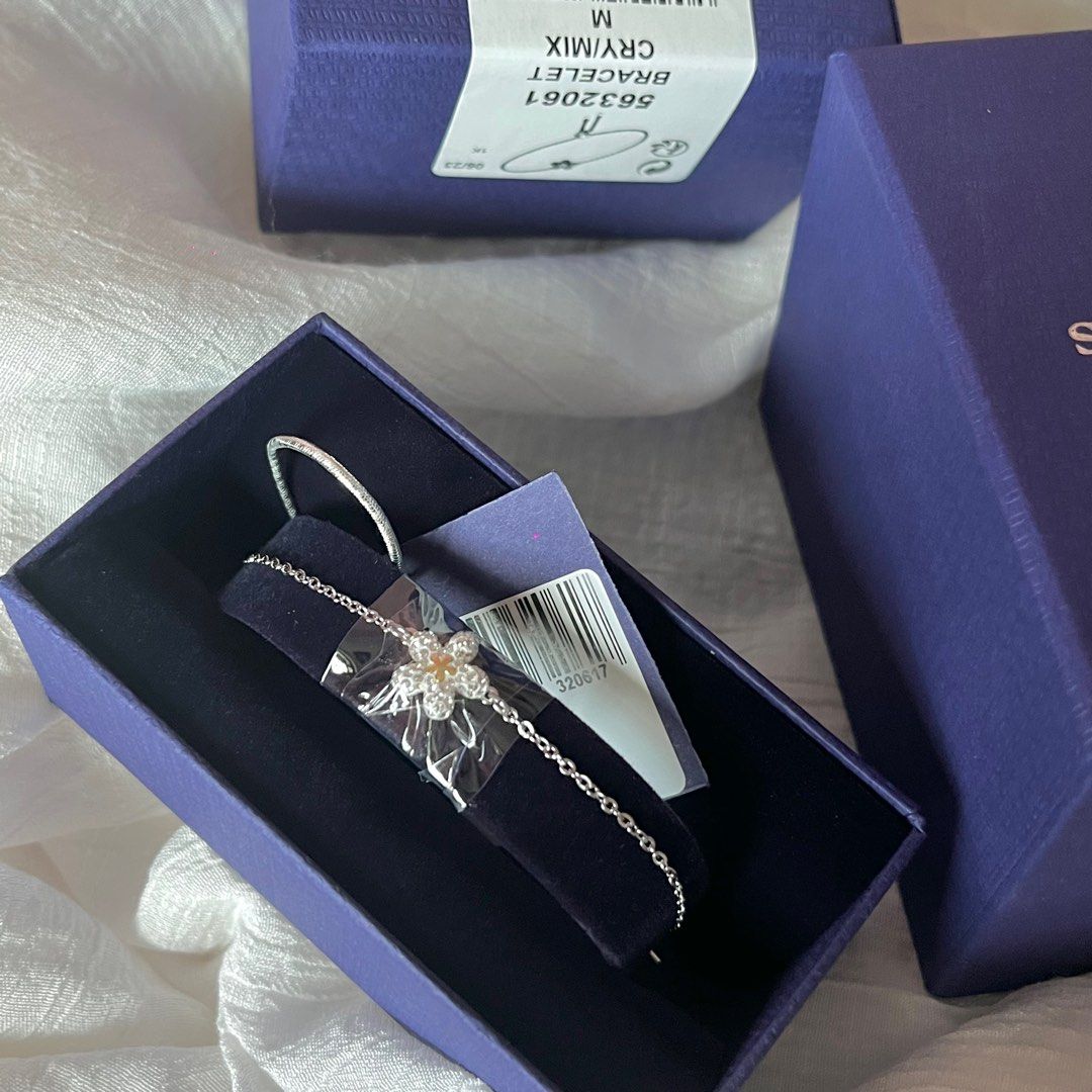 Swarovski tough outlet flower necklace