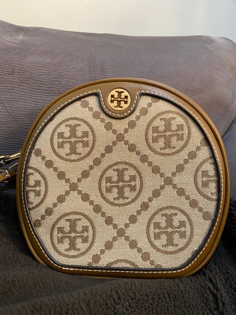 Tory Burch Sling Bag (Category: Luxury Bags & Wallets) located in Iligan City. Submitted by declutter_er101 (Listing ID 1242931571, Image 1). Description: .