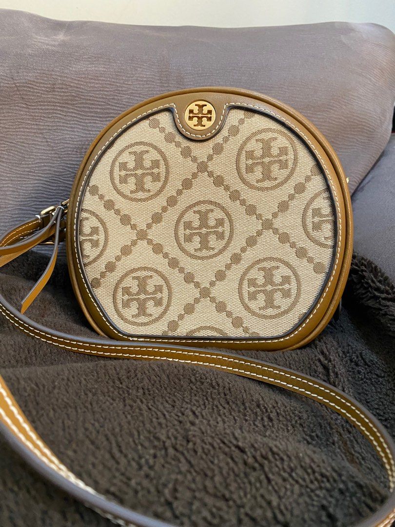 Tory Burch Sling Bag (Category: Luxury Bags & Wallets) located in Iligan City. Submitted by declutter_er101 (Listing ID 1242931571, Image 3). Description: .