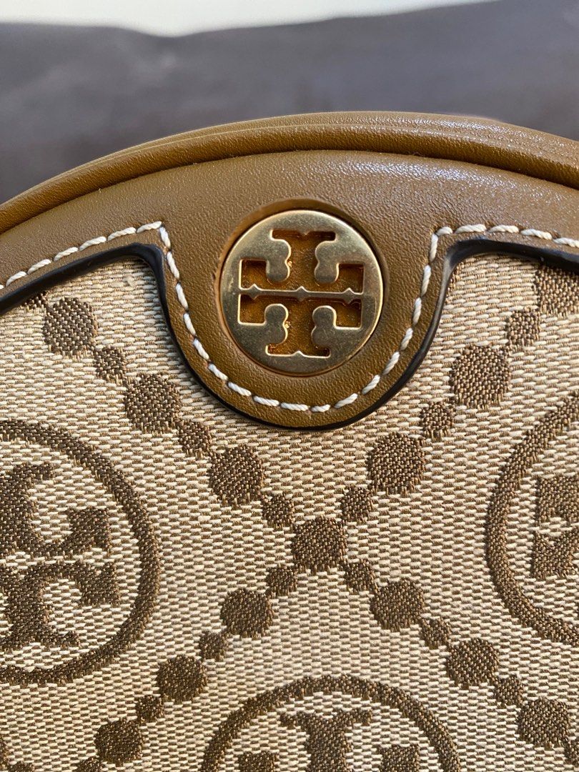 Tory Burch Sling Bag (Category: Luxury Bags & Wallets) located in Iligan City. Submitted by declutter_er101 (Listing ID 1242931571, Image 2). Description: .