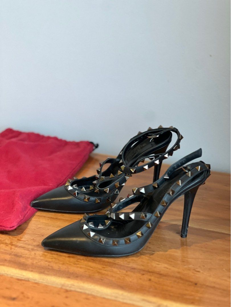 Matte black valentino heels deals