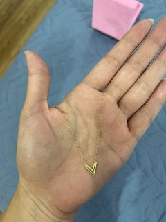 18k Saudi Gold ‘V’ necklace
