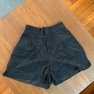 特殊紋路黑短褲
