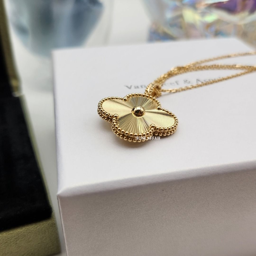 Alhambra guilloche on sale pendant