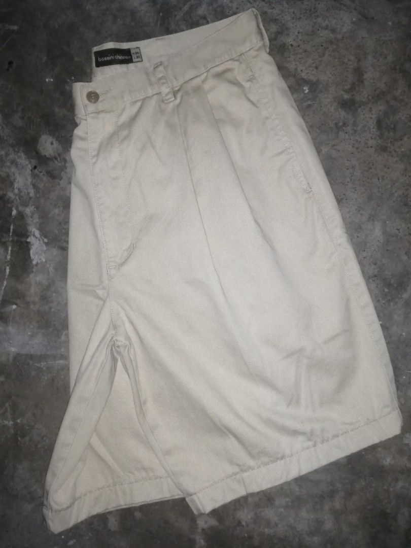 Bossini Chinos Short Khaki (Category: Shorts) located in Bay. Submitted by thrift2memorylane (Listing ID 1243238951, Image 2). Description: Bossini Chinos Short Khaki Issue: Minimal stains Color rate: 9/10 Condition: Good Size: 34W x 31L on tag 120 + sf Location: Laguna Dm Note: Color may vary due to camera and lighting.