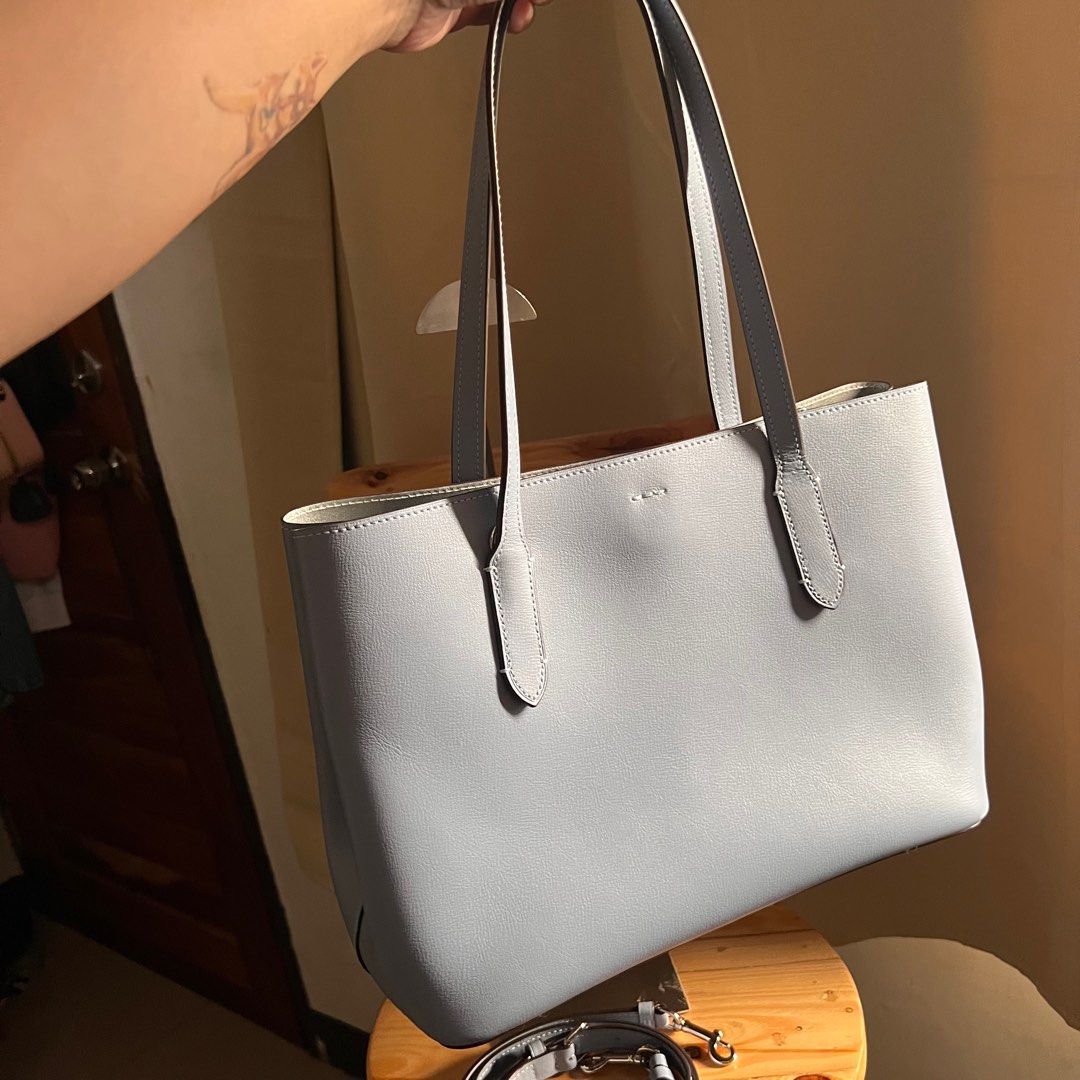 Coach Avenue Carryall 2way (Category: Luxury Bags & Wallets) located in Mandaluyong City. Submitted by marz.shopping (Listing ID 1243249096, Image 3). Description: Original Sierra blue.