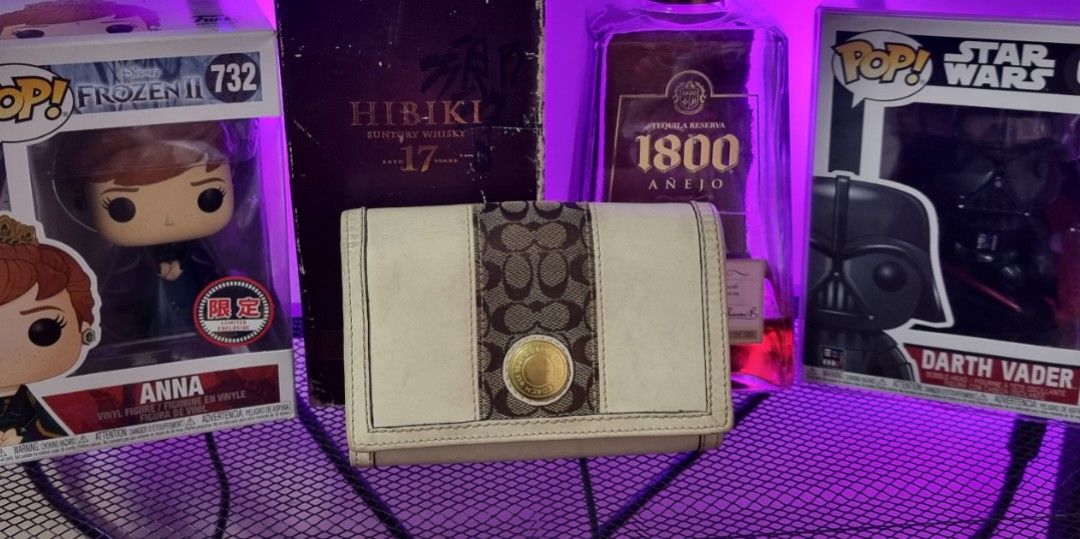 Coach in bone white leather wallet OG (Category: Luxury Bags & Wallets) located in Makati City. Submitted by lilyignacio81 (Listing ID 1243121002, Image 3). Description: From my personal collection Coach bone White Leather Wallet with a C logo Guaranteed Authentic This extraordinary piece exemplifies the heritage of Coach, a brand synonymous with luxury and timeless style. Crafted from pristine white leather, this vintage wallet exudes an air of 