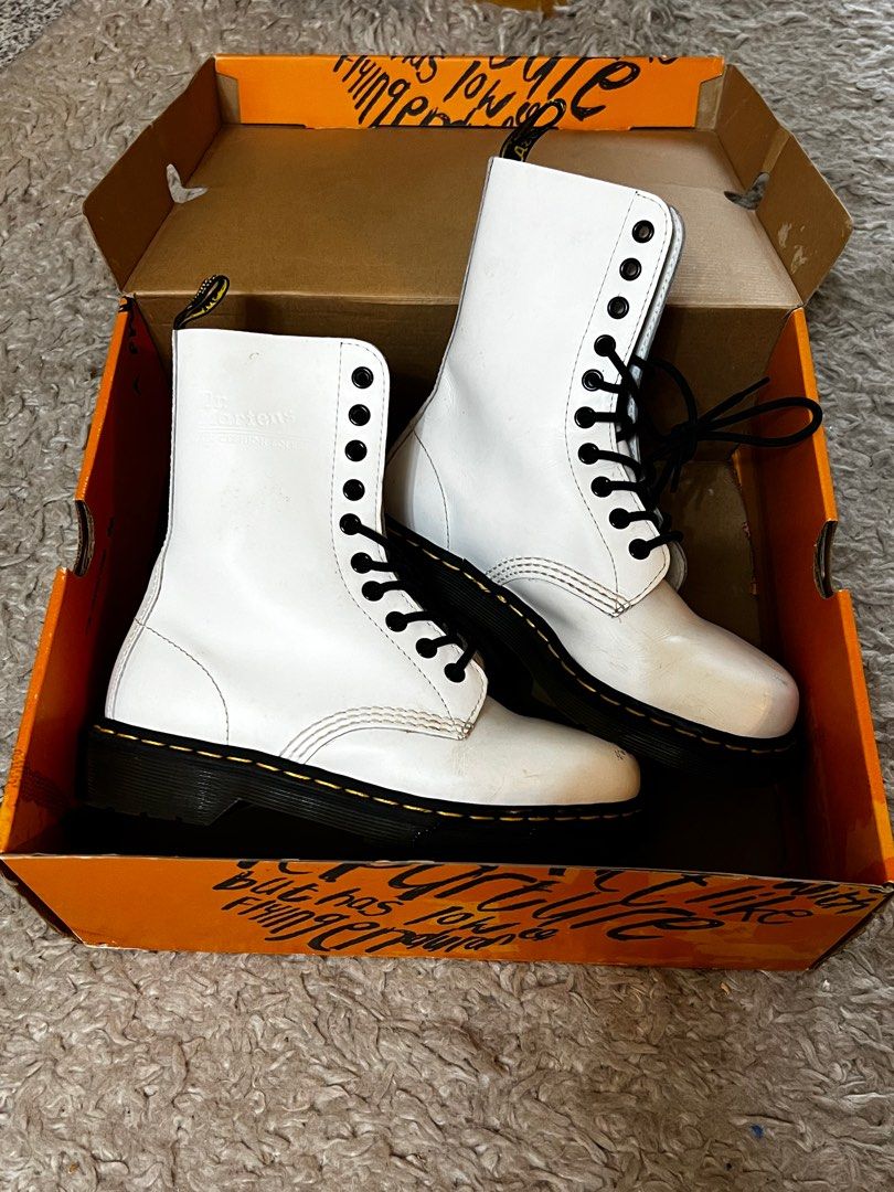 Dr martens deals airwair white