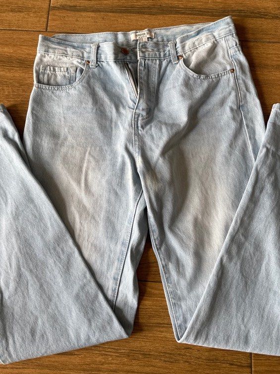 Forever 21 Light Wash Jeans (Category: Jeans) located in Quezon City. Submitted by namaroo (Listing ID 1243145139, Image 2). Description: Never used, only tried on.