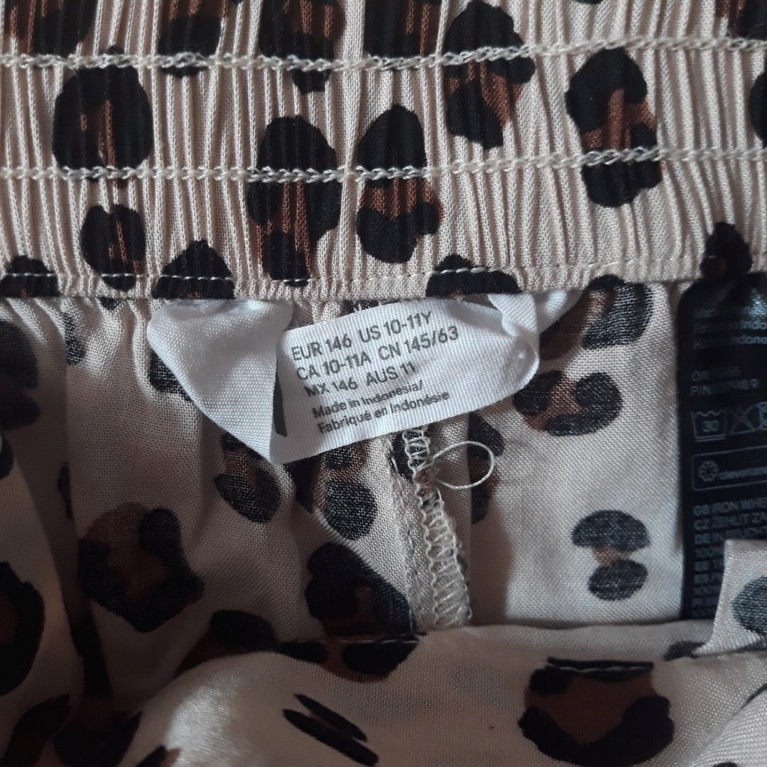 H&M Animal Print Pants (Category: Babies & Kids Fashion) located in Rizal. Submitted by ren_08 (Listing ID 1243104805, Image 3). Description: Very good used condition Fits 10-11Y.