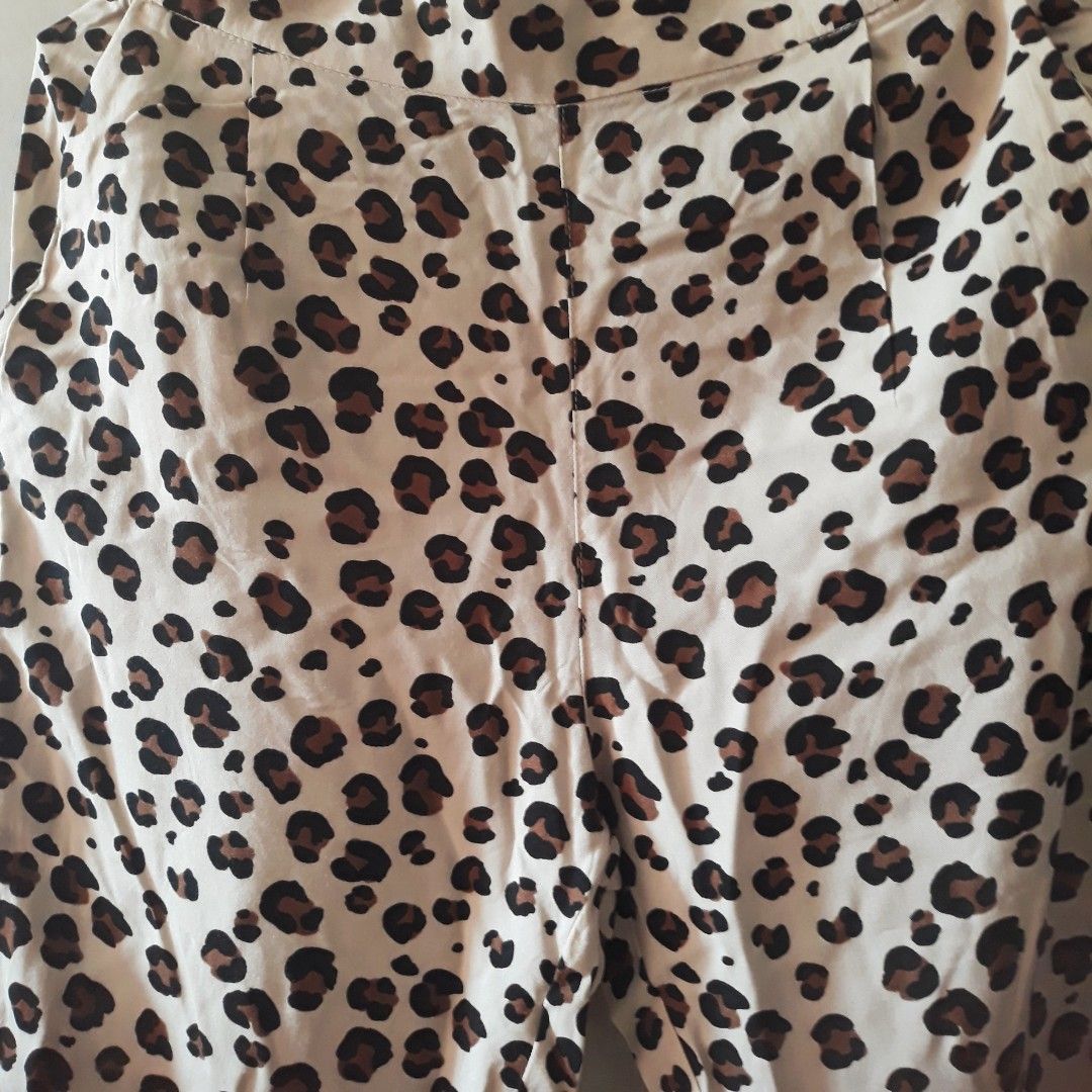 H&M Animal Print Pants (Category: Babies & Kids Fashion) located in Rizal. Submitted by ren_08 (Listing ID 1243104805, Image 2). Description: Very good used condition Fits 10-11Y.