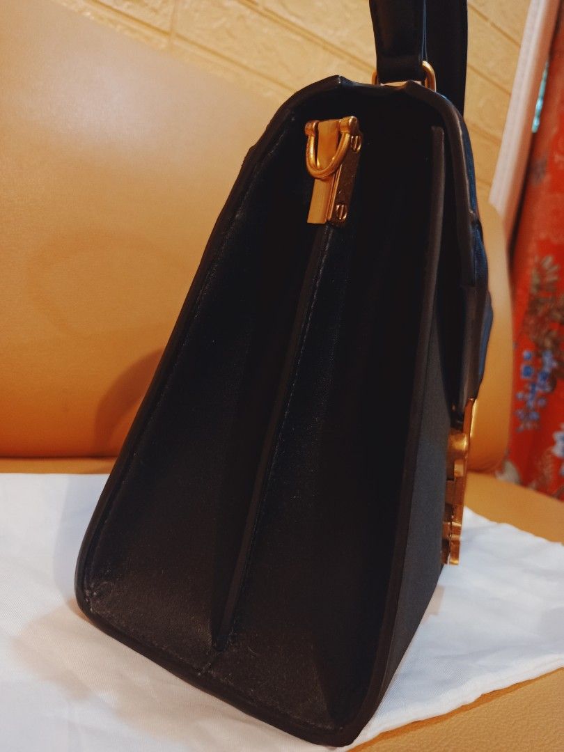 Japan Preloved YSL Sling bag (Category: Luxury Bags & Wallets) located in Cebu City. Submitted by day.98 (Listing ID 1243130587, Image 3). Description: selected from japan surplus genuine leather coded & etikita meduim size no flaws.