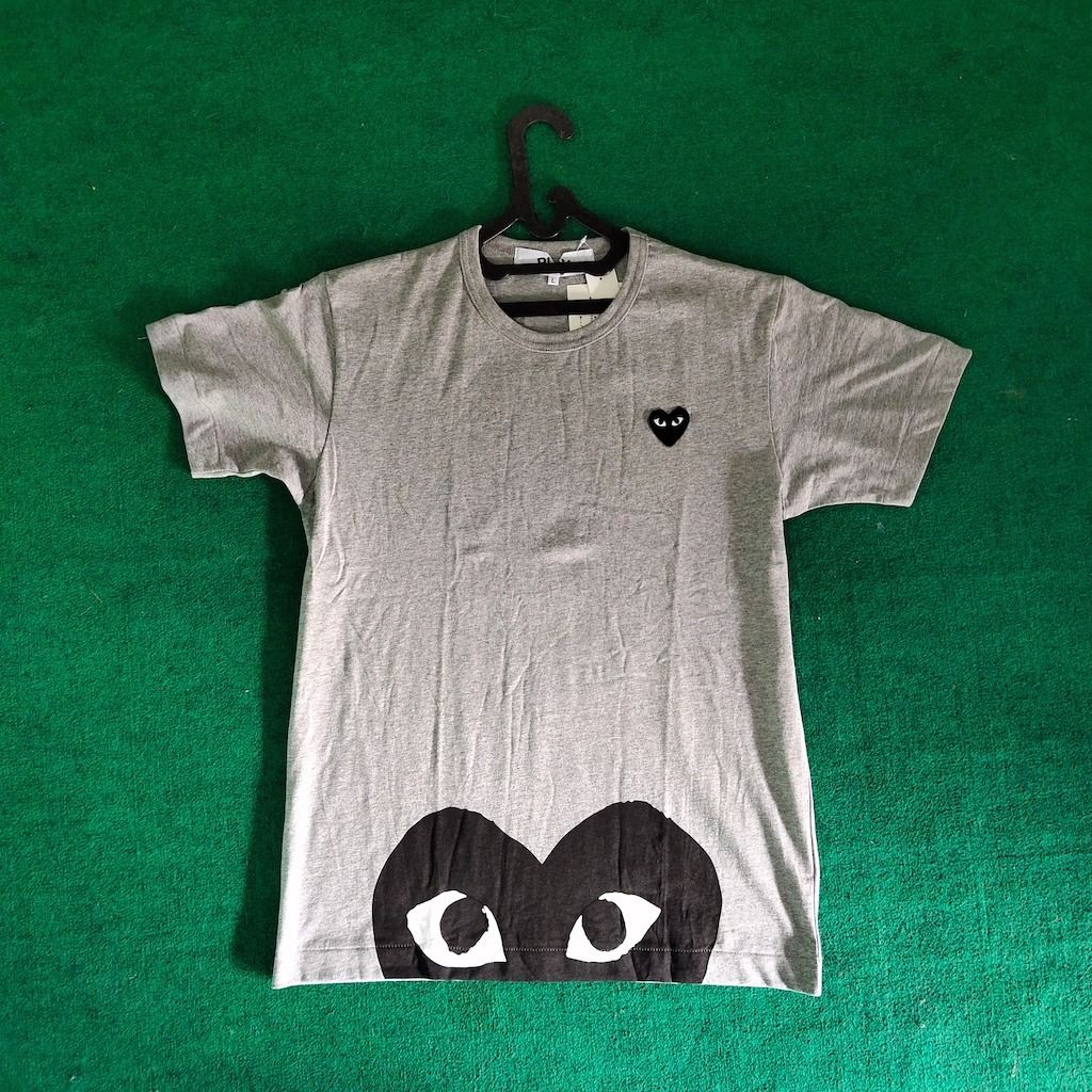 Kaos CDG Comme des Gar ons Play Half Heart T Shirt black on grey
