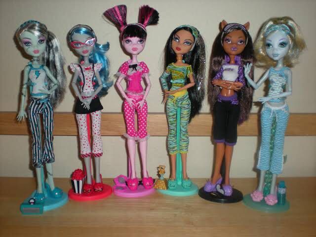 LOOKING FOR DEAD TIRED MONSTER HIGH DOLLS (Category: Figurines & Statues) located in Manila. Submitted by elliebap (Listing ID 1243091170, Image 1). Description: Looking for these dolls. Pref complete but if out pf the box shoes and complete outfit including the eye mask. Priorities -Frankie -Abbey -Ghoula -Cleo.