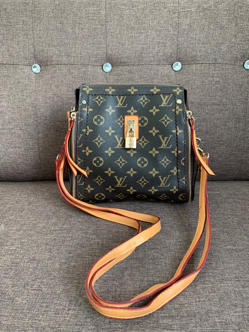  Louis Vuitton Sling Bag